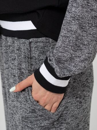 Женский спортивный костюм свободного силуэта